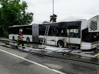 Požár autobusu městské dopravy v Českých Budějovicích likvidovaly dvě jednotky, škoda je čtvrt milionu