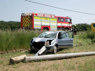 Na Jičínsku zasahovali hasiči u nehody vozidla, které přerazilo sloup elektrického vedení. Nehoda…