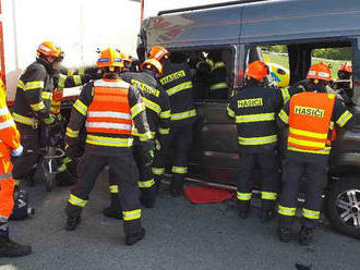 Pět osob vyprostili hasiči z dodávky, která na dálnici D2 narazila do kamionu