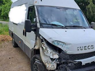 Štěstí měl při střetu s vlakem řidič dodávky Iveco na nechráněném železničním přejezdu u Smetanovy…