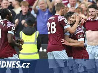 Arsenal v Newcastlu uspěl, Manchester podlehl West Hamu po kiksu brankáře