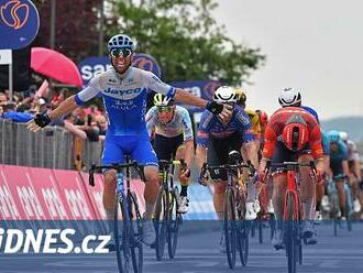 Den podle plánu. Matthews ovládl třetí etapu Gira, Evenepoel dál v růžové