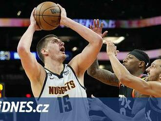 Denver postoupil přes Phoenix do semifinále NBA, Boston srovnal s Philadelphií