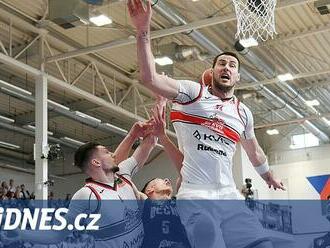 Pardubičtí basketbalisté napodobili doma Děčín a vyrovnali sérii