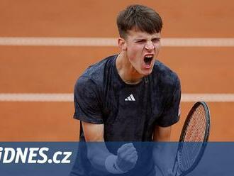 Životní titul a obří skok. Sedmnáctiletý Menšík ovládl challenger v Praze