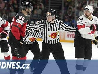 Hrůza. Kanaďan šlápl soupeři bruslí na kotník. Snad ho IIHF potrestá, doufá oběť