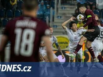 Slovácko - Sparta 0:0, v hustém dešti vyhrála obrana, pár šancí měli jen hosté a slaví