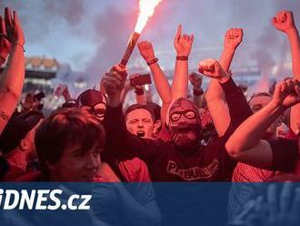 Jak předáme pohár? Fanoušci v euforii zaplavili hřiště a zdrželi oslavy