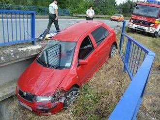 NEHODA NA ŠÍRAVE: Auto vyletelo z cesty a zostalo visieť z mosta