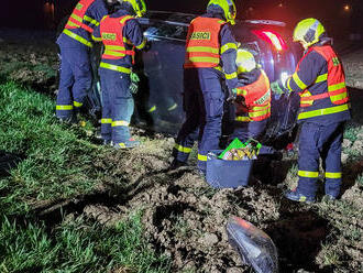 Řidičku osobního vozu hasiči v Rychalticích vyprostili pátými dveřmi