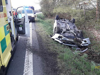 V Chodové Plané, v ulici Nádražní, hasiči zasahovali u nehody osobního vozidla. Bylo na střeše, ale…