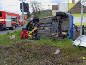 V Borovech se střetl osobní vlak s automobilem. Jednu osobu hasiči vyprostili a předali ZZS. Ve…