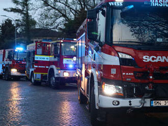 Hasiči zasahují u požáru podkrovního bytu v třetím nadzemním podlaží v obci Bohuňovice, zasažen byl…