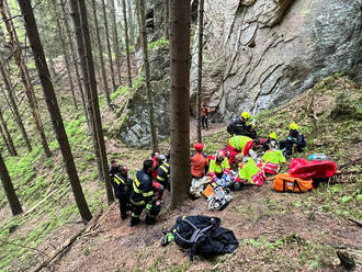 V lokalitě Řeřichova rokle v Adršpašsko-teplických skalách spadli dva horolezci, zachraňovaly je dva vrtulníky