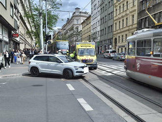 V ulici Ječná v Praze zasahují složky IZS u nehody osobního auta a tramvaje.