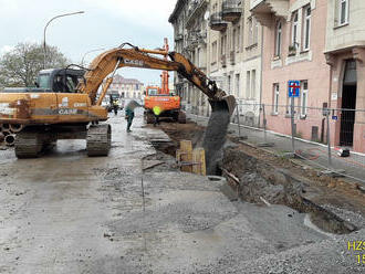 V Hálkově ulici v Plzni došlo před jedním z bytových domů k úniku plynu z domovní přípojky.…