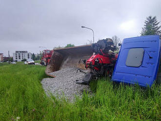 V ulici V Mlejnku v části Třebeš v Hradci Králové zasahují hasiči u nehody nákladního vozu. Auto s…