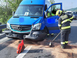 Na Strakonické ulici v Praze hasiči zajistili dvě vozidla po dopravní nehodě. Odpojili baterie a…