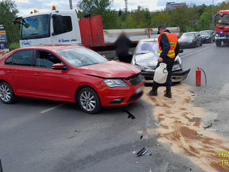 Poblíž Rolnického náměstí v Plzni se střetla dvě osobní auta. Dvě zraněné osoby jsou v péči ZZS,…