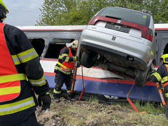 Hasiči při taktickém cvičení v Olomouci zachraňovali šestadvacet zraněných ze dvou autobusů