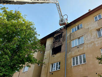 Hasiči zasahují v Hodoníně, v ulici Pr. Veselého, u požáru ve 3. patře. Zasáhl dva byty a střechu. …