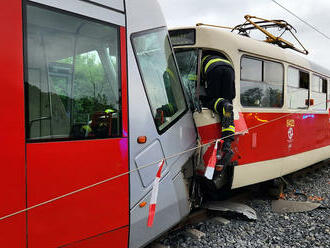 V Modřanské ulici v Praze se střetly dvě tramvaje, řidiče hasiči vyprošťovali