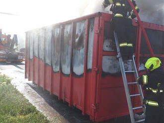 K požáru kontejneru s elektroodpadem v Praze 9, na křižovatce ulic Kolbenova a Kbelská, vyjeli…