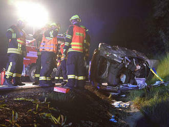 Tři lidé zemřeli při nehodě osobního vozidla u Stružné, čtvrtého člověka do nemocnice transportoval vrtulník