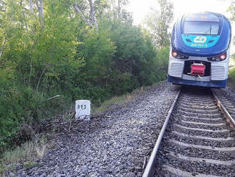 Dva lidé zemřeli při střetu osobního vozidla a vlaku v Rumburku, další člověk byl do nemocnice transportován letecky