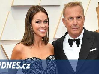 Herec Kevin Costner se po 18 letech rozvádí, žádost podala manželka