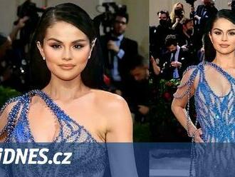 Falešná Selena Gomezová vytvořená umělou inteligencí je nej fotkou z Met Gala