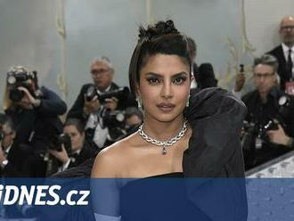 Po zkažené plastice jsem měla deprese, říká bývalá Miss World Chopra