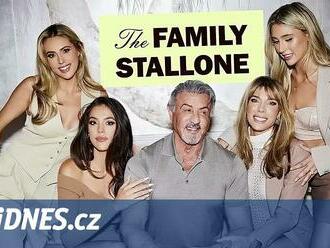 Zbavím dcery dotěrných hnusáků, říká Sylvester Stallone v nové reality show