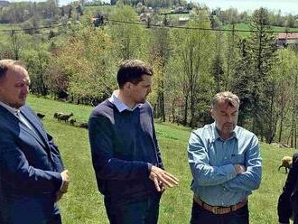 VIDEO: Beskydské farmáře trápí vlci, ministr je navštívil a slíbil pomoc