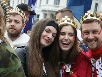 VIDEO: Majáles je tu. V brněnských ulicích začaly oslavy studentů