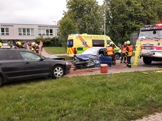 VIDEO: V Karviné se čelně střetlo několik aut. Na místě jsou zranění