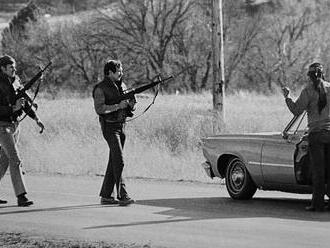 Obléhání Wounded Knee 1973: Drsná akce policie připomínala válku ve Vietnamu