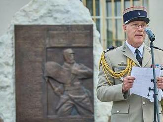 Hold pro rotu Nazdar. Legionářům se v Trutnově poklonil i francouzský důstojník