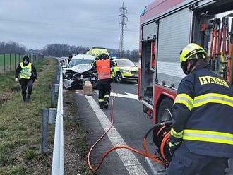 Hromadná nehoda u Třebíče: kamion srazil tři osobní auta, zranilo se i dítě