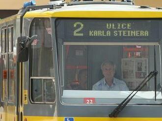 Tramvaj skřípla ženu ve dveřích, táhla ji pak za sebou na další zastávku