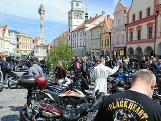 OBRAZEM: Motorkářská sezóna oficiálně začala. Strojům v Třeboni požehnal kaplan