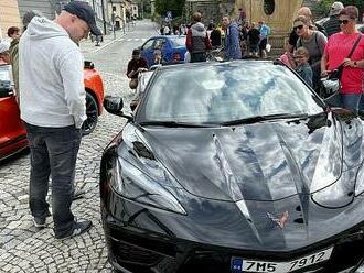 VIDEO: Americké sporťáky lákaly davy. Ve Šternberku měl sraz Corvette Club