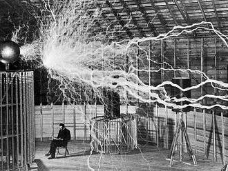 Čaroděj Nikola Tesla. Jeho experimentům se přičítá i slavná exploze v Tungusce