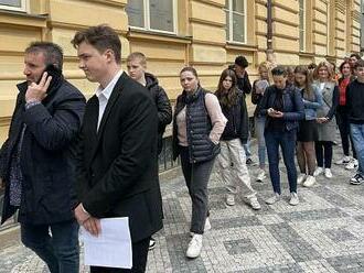 VIDEO: Nekonečné zástupy studentů. Gymnázium nabídlo volná místa v přijímačkách