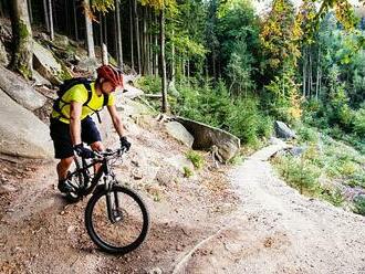 Češi dělají chyby a riskují. Na horách tak přibývá úrazů cyklistů i koloběžkářů