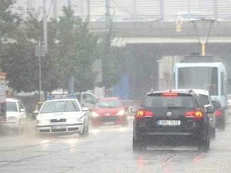 Po horkém víkendu přijde ochlazení. Meteorologové varují před silnými bouřkami