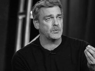 V 58 letech zemřel herec Ray Stevenson. Během natáčení musel být hospitalizovaný