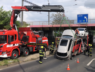 Nevešel se. Tahač v Ústí podcenil výšku, na silnici padala auta jako hrušky