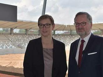 VIDEO: Pod lízátky. Premiér Fiala nahlédl do rozestavěného hradeckého stadionu