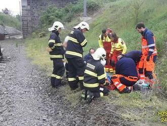 Ženu u Horažďovic zřejmě srazil vlak, utrpěla těžká zranění